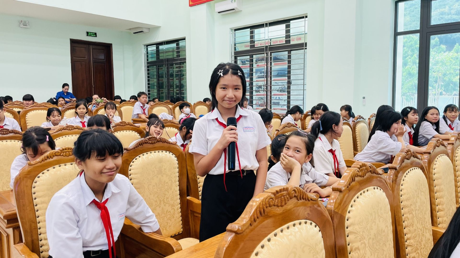 Học sinh trường THCS Phạm Ngũ L&atilde;o h&agrave;o hứng đặt c&acirc;u hỏi, t&igrave;m hiểu về đời sống v&agrave; nhiệm vụ của c&aacute;c chiến sĩ Cảnh s&aacute;t biển.