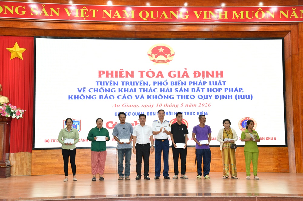 Bộ Tư lệnh V&ugrave;ng Cảnh s&aacute;t biển 4 trao tặng 40 suất qu&agrave; cho chủ phương tiện, thuyền trưởng t&agrave;u c&aacute; tr&ecirc;n địa b&agrave;n
