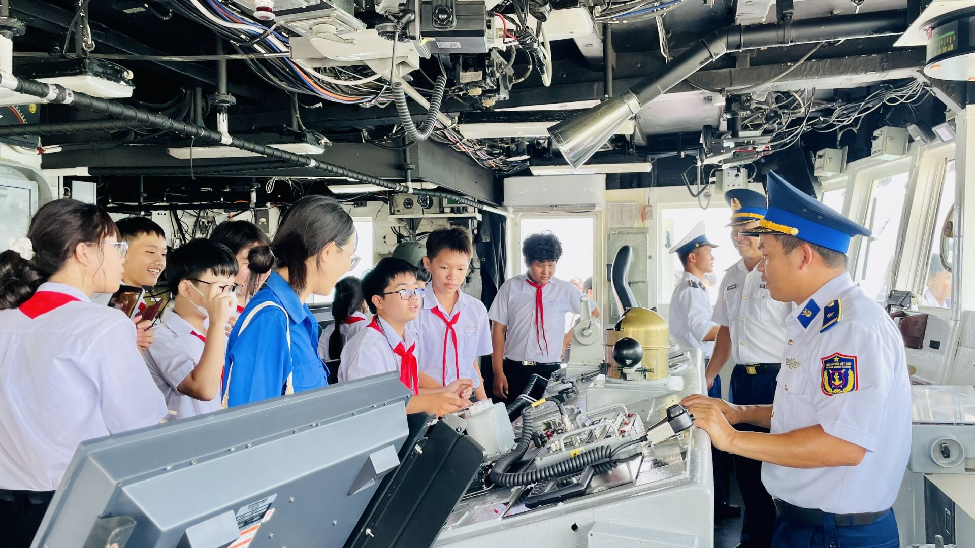 Giới thiệu v&agrave; hướng dẫn c&aacute;c em học sinh t&igrave;m hiểu về hệ thống m&aacute;y m&oacute;c, trang thiết bị tr&ecirc;n t&agrave;u Cảnh s&aacute;t biển.