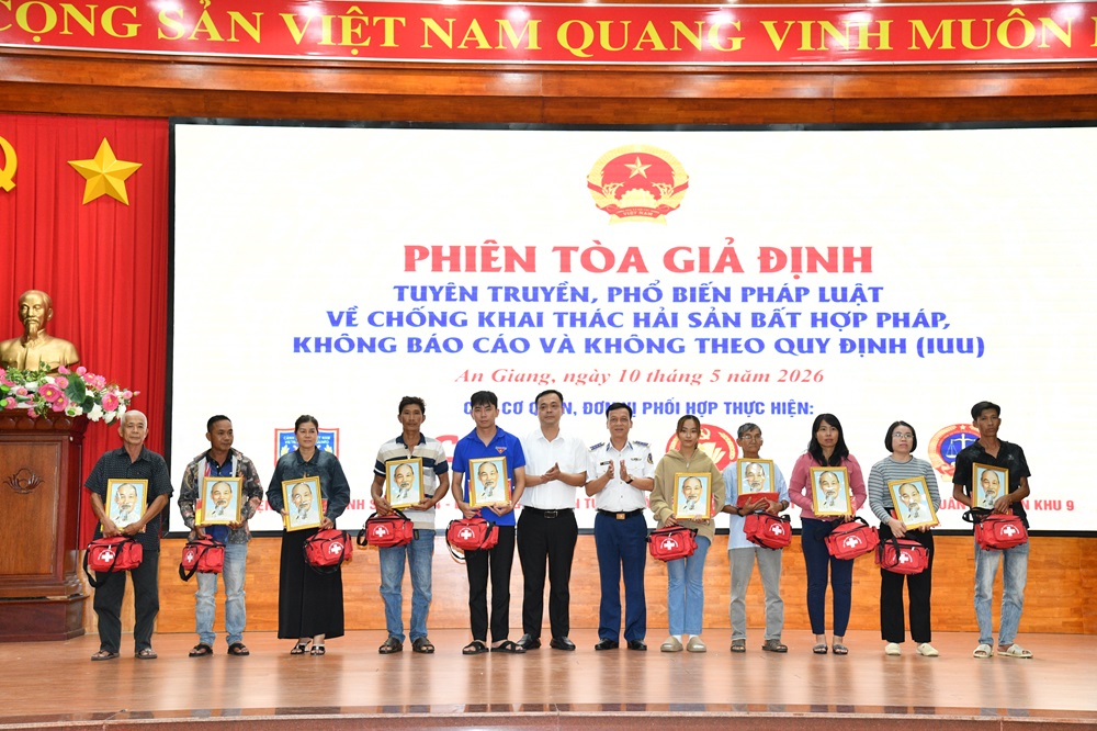 Thiếu tướng Nguyễn Văn Dũng BTL V&ugrave;ng Cảnh s&aacute;t biển 4 v&agrave; Đồng ch&iacute; Nguyễn Hữu Ngọc, Ph&oacute; trưởng ban Tuy&ecirc;n gi&aacute;o v&agrave; D&acirc;n vận tỉnh ủy An Giang trao qu&agrave; của BTL V&ugrave;ng tặng c&aacute;c gia đ&igrave;nh ch&iacute;nh s&aacute;ch, gia đ&igrave;nh ngư d&acirc;n c&oacute; ho&agrave;n cảnh kh&oacute; khăn