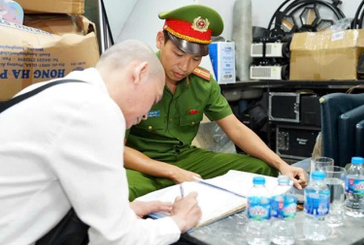 Lực lượng C&ocirc;ng an TP H&agrave; Nội kiểm tra, y&ecirc;u cầu c&aacute;c cơ sở kinh doanh k&yacute; cam kết chấp h&agrave;nh quy định ph&aacute;p luật. (Ảnh: congan.hanoi.gov.vn)