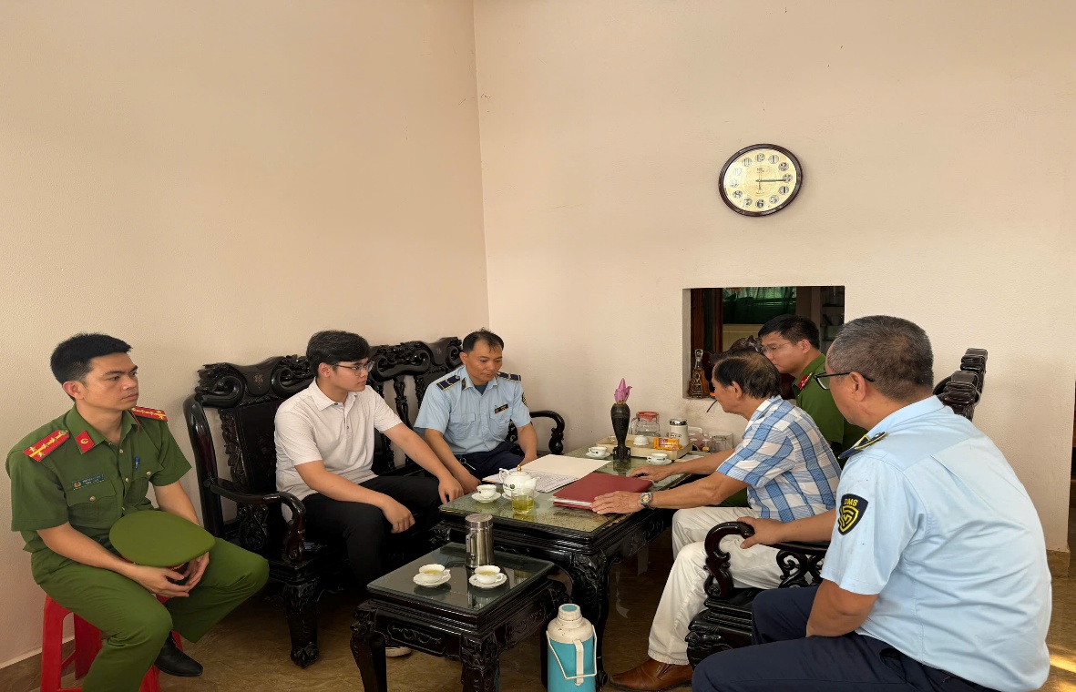 Lực lượng chức năng làm việc với đại diện cơ sở kinh doanh Lực lượng chức năng làm việc với đại diện cơ sở kinh doanh