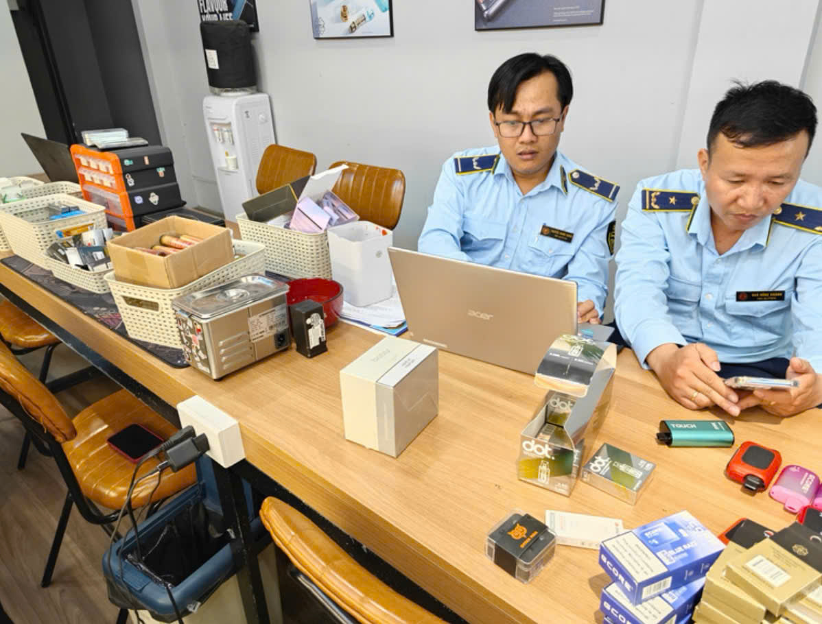 Lực lượng chức năng tăng cường kiểm tra h&agrave;ng giả, h&agrave;ng nh&aacute;i tr&ecirc;n c&aacute;c nền tảng thương mại điện tử. (Ảnh: Chi cục QLTT Đ&agrave; Nẵng)