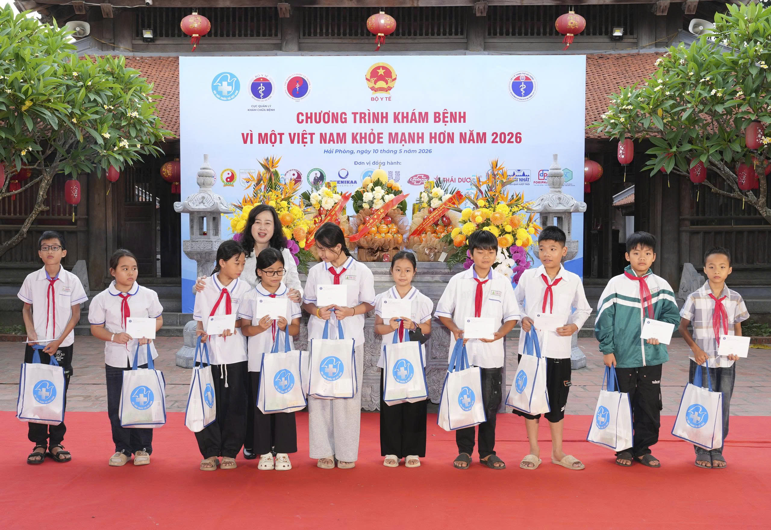Bộ trưởng Y tế Đ&agrave;o Hồng Lan trao qu&agrave; cho học sinh c&oacute; ho&agrave;n cảnh kh&oacute; khăn, vượt kh&oacute; học giỏi.