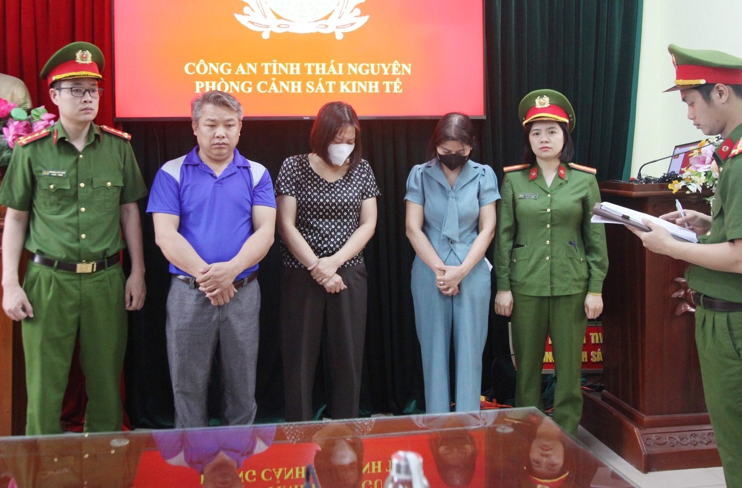 C&ocirc;ng an tỉnh Th&aacute;i Nguy&ecirc;n đ&atilde; khởi tố vụ &aacute;n, khởi tố bị can, bắt tạm giam 3 đối tượng c&oacute; h&agrave;nh vi &ldquo;Đưa hối lộ, nhận hối lộ&rdquo; trong việc cung cấp suất ăn v&agrave; thực phẩm v&agrave;o trường học tr&ecirc;n địa b&agrave;n tỉnh Th&aacute;i Nguy&ecirc;n. (Ảnh: C&ocirc;ng an tỉnh Th&aacute;i Nguy&ecirc;n)