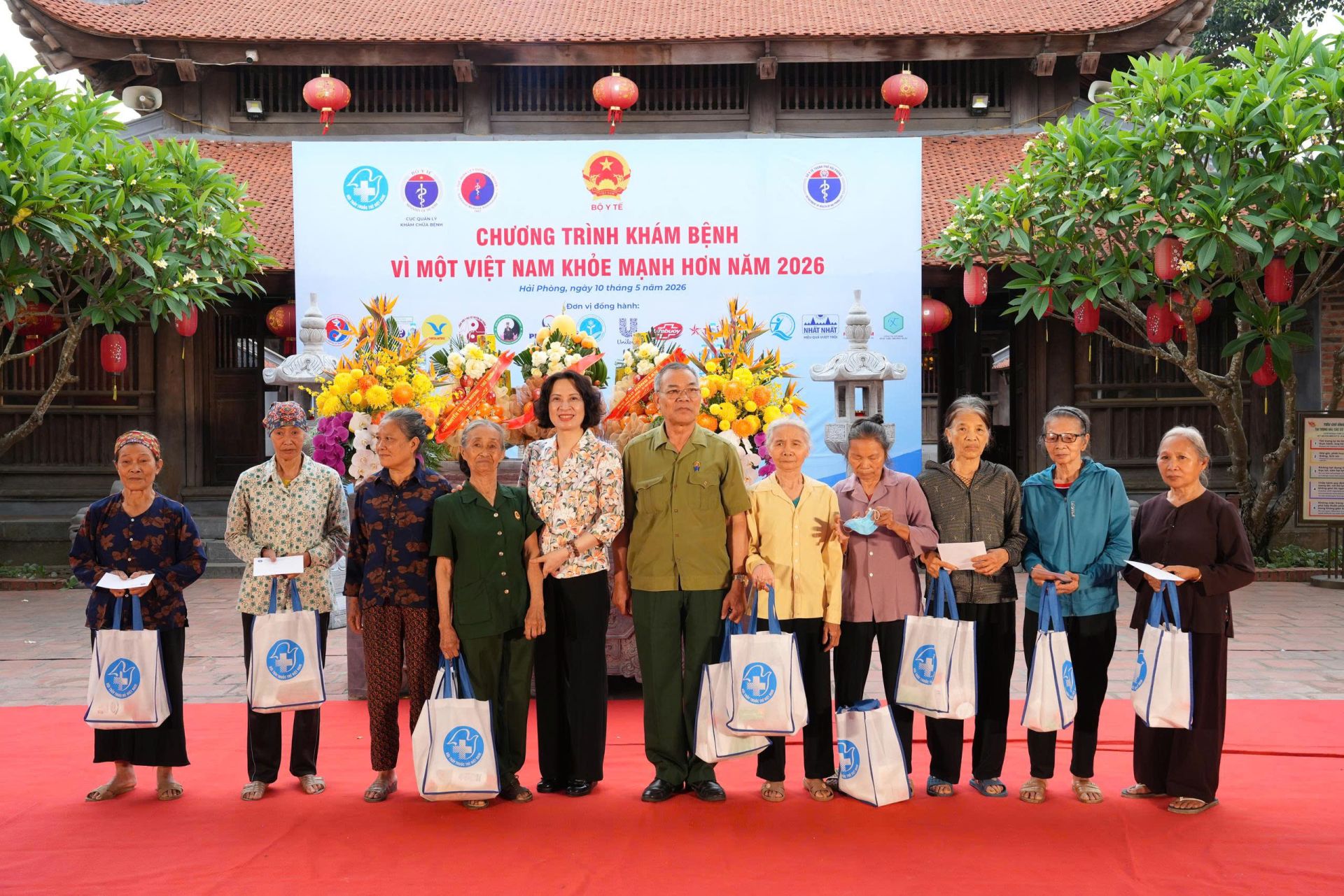 Thứ trưởng Bộ Y tế Nguyễn Thị Li&ecirc;n Hương tặng qu&agrave; cho c&aacute;c gia đ&igrave;nh kh&oacute; khăn.