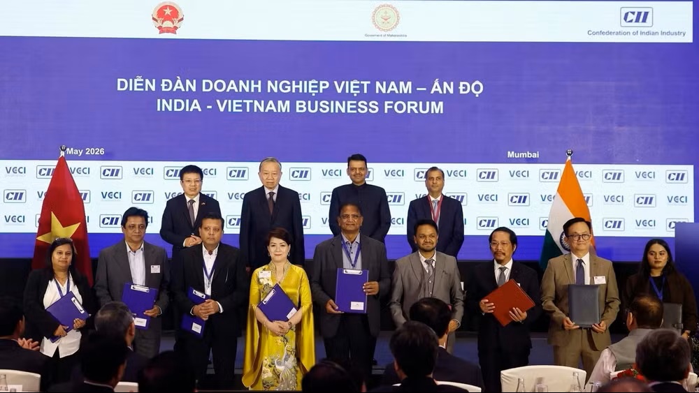 Tổng Bí thư, Chủ tịch nước Tô Lâm và Thủ hiến bang Maharashtra Devendra Fadnavis chứng kiến lễ trao các thỏa thuận hợp tác giữa hai nước. (Ảnh: Thống Nhất/TTXVN) Tổng Bí thư, Chủ tịch nước Tô Lâm và Thủ hiến bang Maharashtra Devendra Fadnavis chứng kiến lễ trao các thỏa thuận hợp tác giữa hai nước. (Ảnh: Thống Nhất/TTXVN)