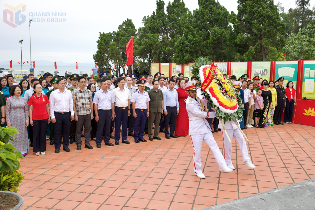Đo&agrave;n c&ocirc;ng t&aacute;c d&acirc;ng hoa tại tượng đ&agrave;i Chủ tịch Hồ Ch&iacute; Minh...