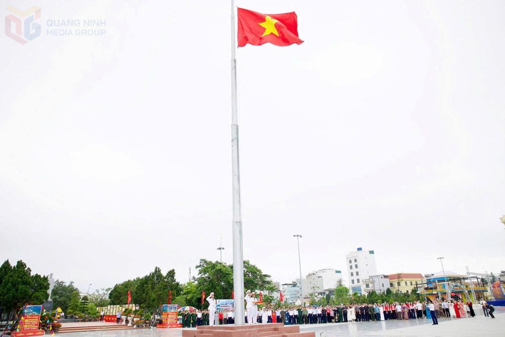 Đo&agrave;n c&ocirc;ng t&aacute;c v&agrave; cấp ủy, ch&iacute;nh quyền đặc khu C&ocirc; T&ocirc; long trọng tổ chức Lễ Thượng cờ tại Quảng trường Di t&iacute;ch quốc gia đặc biệt - Khu lưu niệm Chủ tịch Hồ Ch&iacute; Minh tr&ecirc;n đảo C&ocirc; T&ocirc;