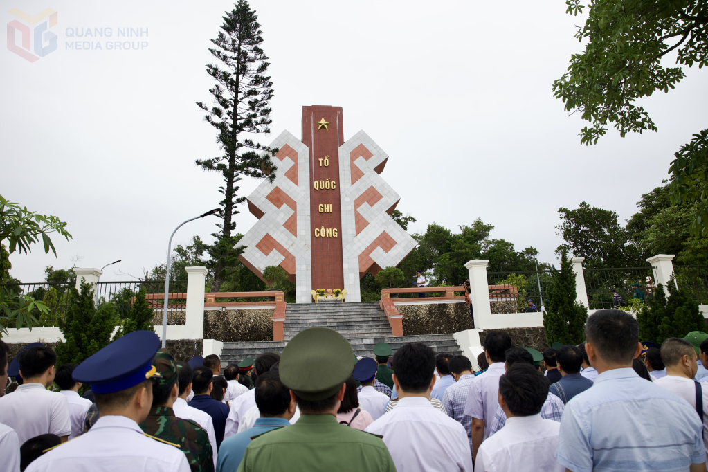 ...v&agrave; đến thăm, d&acirc;ng hương tưởng niệm c&aacute;c anh h&ugrave;ng liệt sĩ tại đặc khu C&ocirc; T&ocirc;