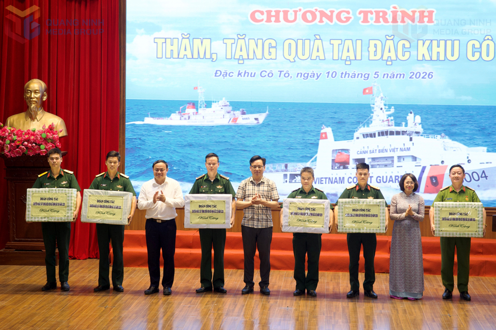 Đo&agrave;n c&ocirc;ng t&aacute;c tặng qu&agrave; động vi&ecirc;n CBCS c&aacute;c lực lượng vũ trang l&agrave;m việc tại đặc khu C&ocirc; T&ocirc;