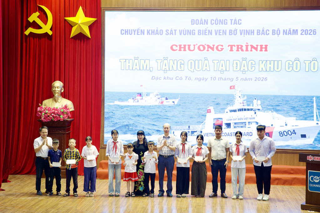 Đo&agrave;n tặng qu&agrave; c&aacute;c ch&aacute;u học sinh vượt kh&oacute; học giỏi tại đặc khu C&ocirc; T&ocirc;