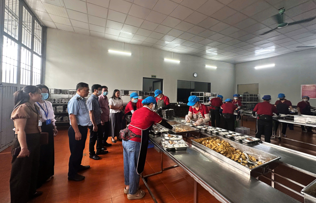 Đo&agrave;n kiểm tra li&ecirc;n ng&agrave;nh ATTP số 2 kiểm tra tại cơ sở chế biến suất ăn sẵn của C&ocirc;ng ty CP Hồng Đức (phường Quang Hanh)
