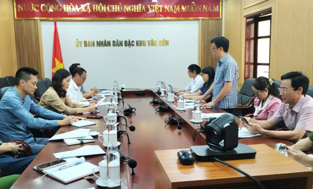 Đo&agrave;n kiểm tra li&ecirc;n ng&agrave;nh ATTP số 2 l&agrave;m việc với đặc khu V&acirc;n Đồn