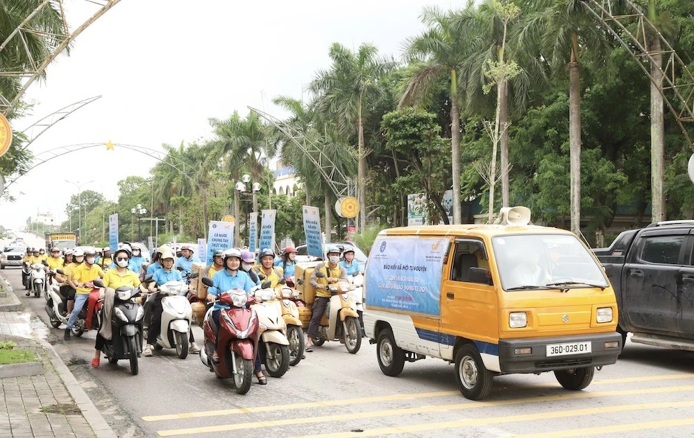 Đội tuy&ecirc;n truyền lưu động đ&atilde; diễu h&agrave;nh tr&ecirc;n nhiều tuyến phố ch&iacute;nh, truyền th&ocirc;ng ch&iacute;nh s&aacute;ch BHXH, BHYT.