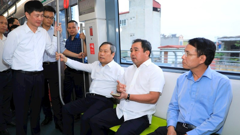 B&iacute; thư Th&agrave;nh ủy, Chủ tịch Ủy ban nh&acirc;n d&acirc;n th&agrave;nh phố H&agrave; Nội trải nghiệm t&agrave;u điện tr&ecirc;n cao đoạn Nhổn-Kim M&atilde;.