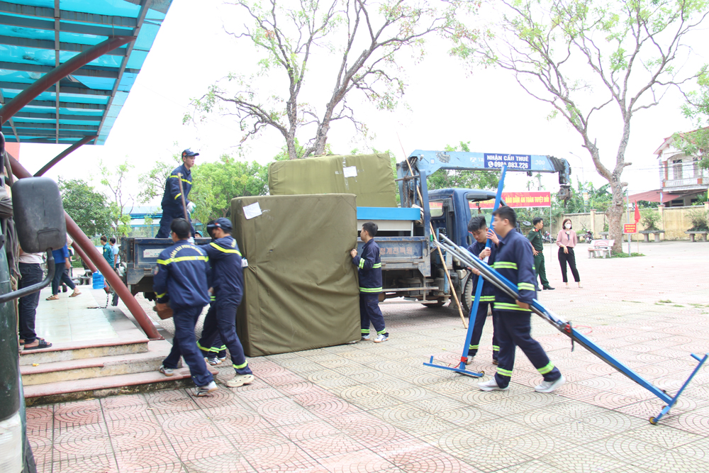 Lực lượng phòng cháy, chữa cháy hỗ trợ di chuyển thiết bị nhà trường. Lực lượng phòng cháy, chữa cháy hỗ trợ di chuyển thiết bị nhà trường.