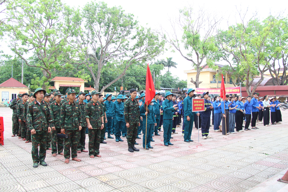 Các lực lượng ra quân thực hiện di chuyển tài sản của trường học. Các lực lượng ra quân thực hiện di chuyển tài sản của trường học.