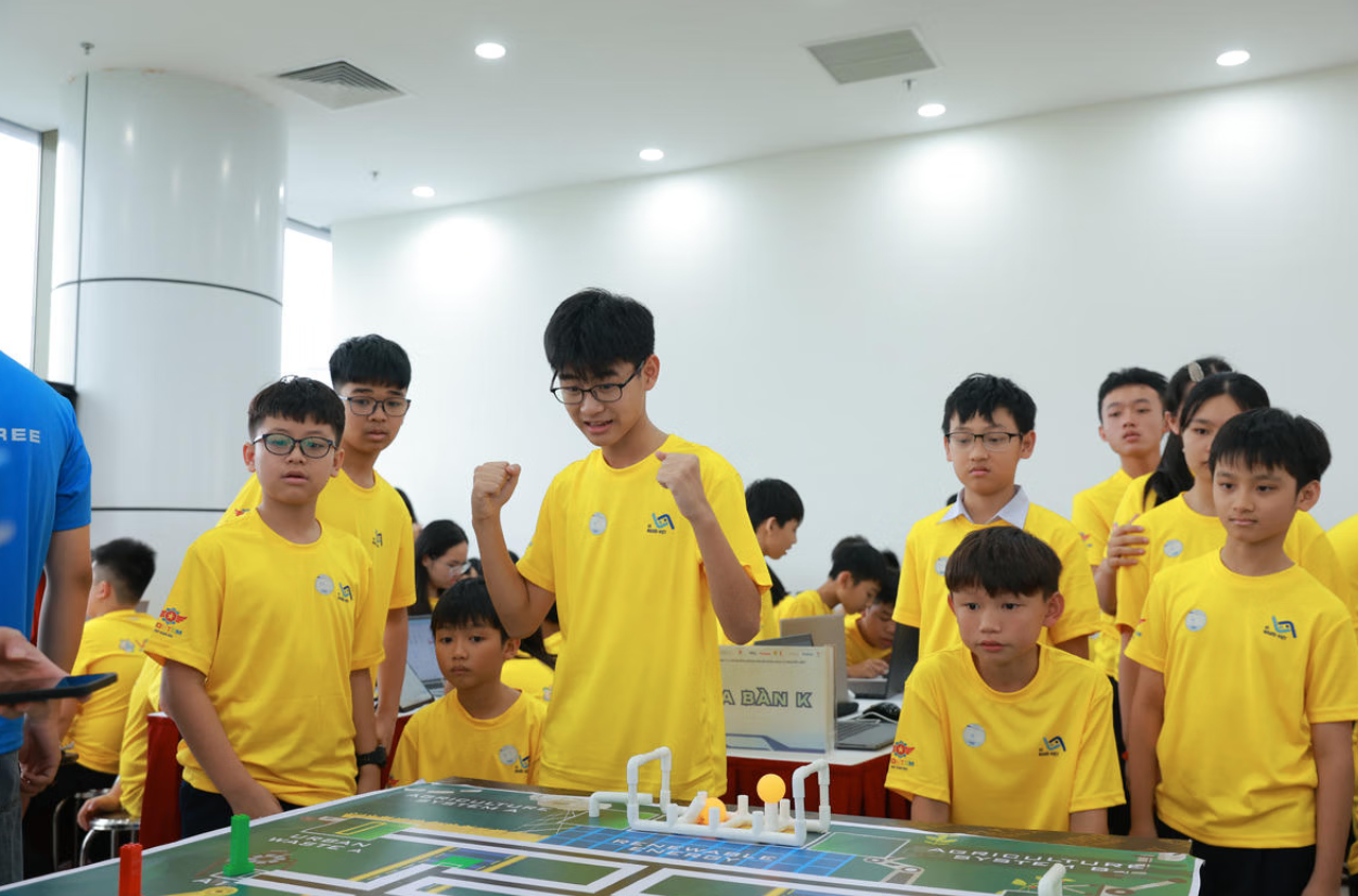 C&aacute;c đội tại v&ograve;ng chung kết cuộc thi (Ảnh: QH)