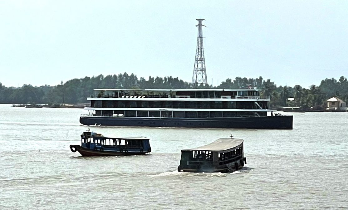 Du thuyền bồng bềnh trên sông nước sông Tiền Du thuyền bồng bềnh trên sông nước sông Tiền