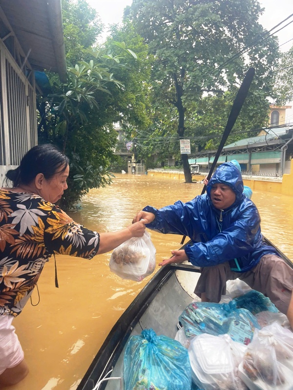 C&aacute;c Thầy Ch&ugrave;a Ph&aacute;p Hải (Vỹ Dạ) ch&egrave;o thuyền đi cứu trợ nh&acirc;n d&acirc;n Cồn Hến trong lũ lụt th&aacute;ng 10/2025