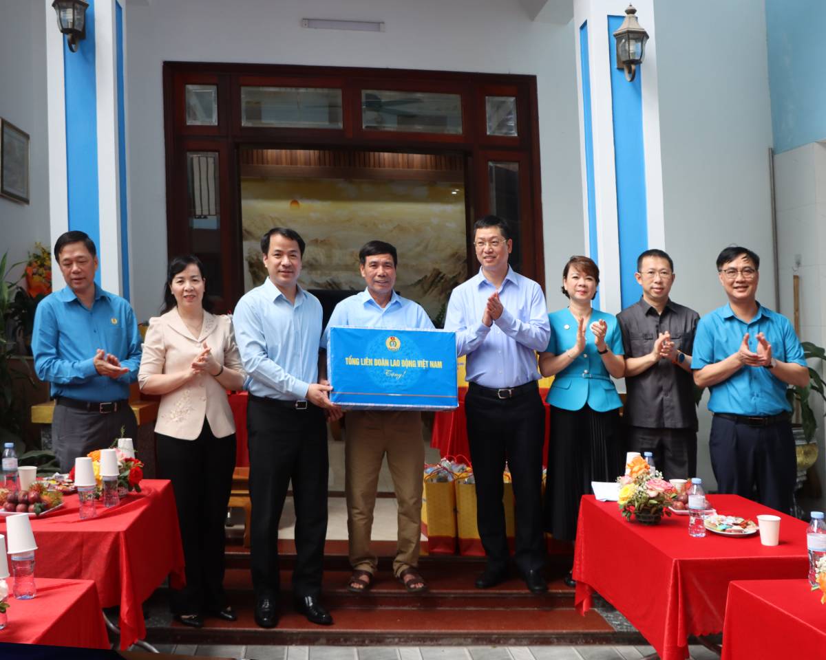 Các đồng chí lãnh đạo Đảng ủy MTTQ và các đoàn thể Trung ương, lãnh đạo tỉnh Bắc Ninh tặng quà cho công nhân tại Tổ dân phố Quyết Tiến, phường Tiền Phong, tỉnh Bắc Ninh Các đồng chí lãnh đạo Đảng ủy MTTQ và các đoàn thể Trung ương, lãnh đạo tỉnh Bắc Ninh tặng quà cho công nhân tại Tổ dân phố Quyết Tiến, phường Tiền Phong, tỉnh Bắc Ninh