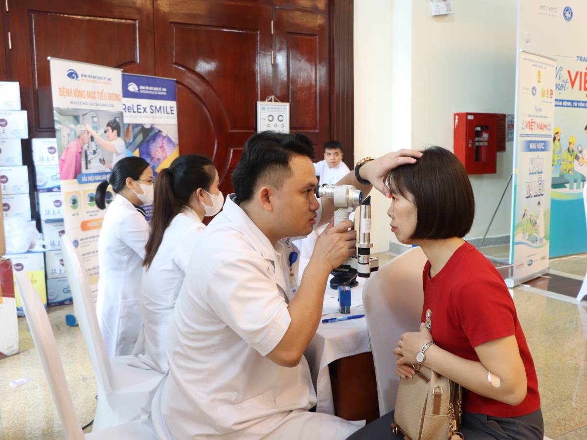 Hoạt động thăm khám sức khỏe cho công nhân diễn ra tại Ngày hội Hoạt động thăm khám sức khỏe cho công nhân diễn ra tại Ngày hội