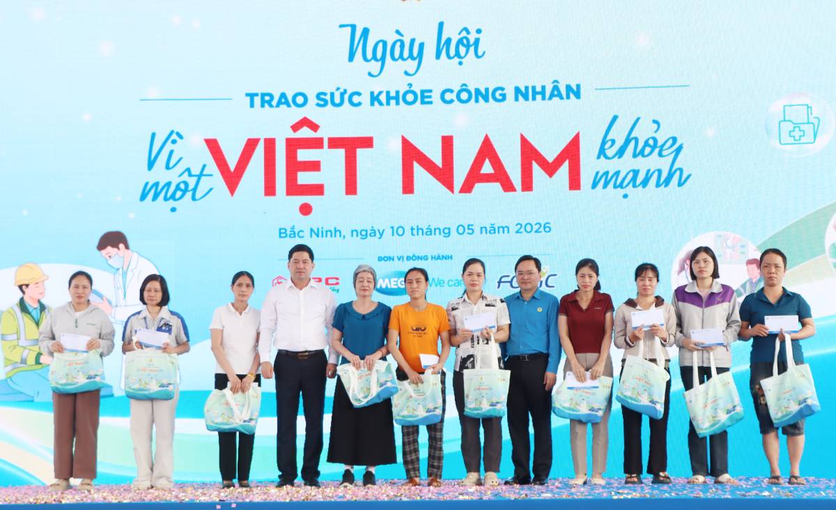 Chủ tịch Tổng Liên đoàn Lao động Việt Nam Nguyễn Anh Tuấn, Bí thư Tỉnh ủy Bắc Ninh Nguyễn Hồng Thái tặng quà cho công nhân Chủ tịch Tổng Liên đoàn Lao động Việt Nam Nguyễn Anh Tuấn, Bí thư Tỉnh ủy Bắc Ninh Nguyễn Hồng Thái tặng quà cho công nhân