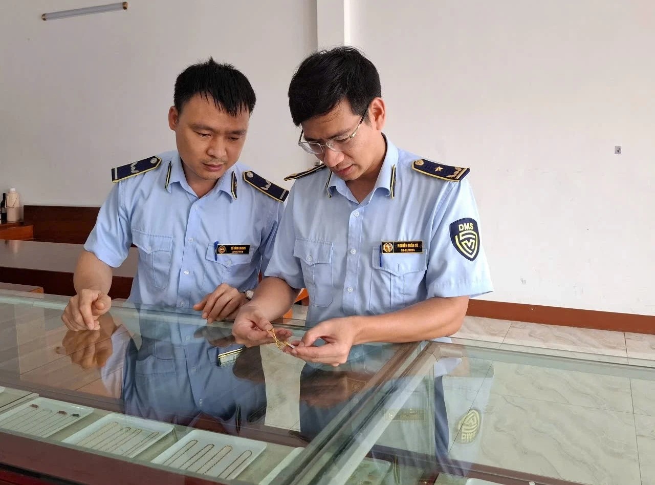 Đội QLTT số 6 kiểm tra ph&aacute;t hiện sản phẩm d&acirc;y chuyền v&agrave;ng trang sức kh&ocirc;ng r&otilde; nguồn gốc, xuất xứ.