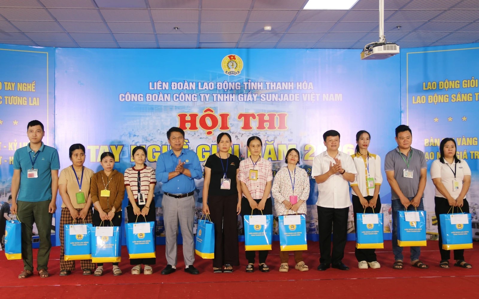 lãnh đạo Liên đoàn Lao động tỉnh và Công đoàn Công ty TNHH Giầy Sunjade Việt Nam đã trao 110 suất quà cho công nhân lao động có hoàn cảnh đặc biệt khó khăn. lãnh đạo Liên đoàn Lao động tỉnh và Công đoàn Công ty TNHH Giầy Sunjade Việt Nam đã trao 110 suất quà cho công nhân lao động có hoàn cảnh đặc biệt khó khăn.