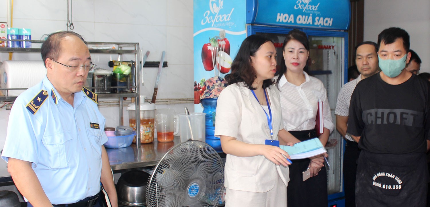 Đo&agrave;n Kiểm tra li&ecirc;n ng&agrave;nh số 3 của tỉnh Th&aacute;i Nguy&ecirc;n kiểm tra c&ocirc;ng t&aacute;c đảm bảo an to&agrave;n thực phẩm tại Nh&agrave; h&agrave;ng Xu&acirc;n V&agrave;ng, phường Gia S&agrave;ng.