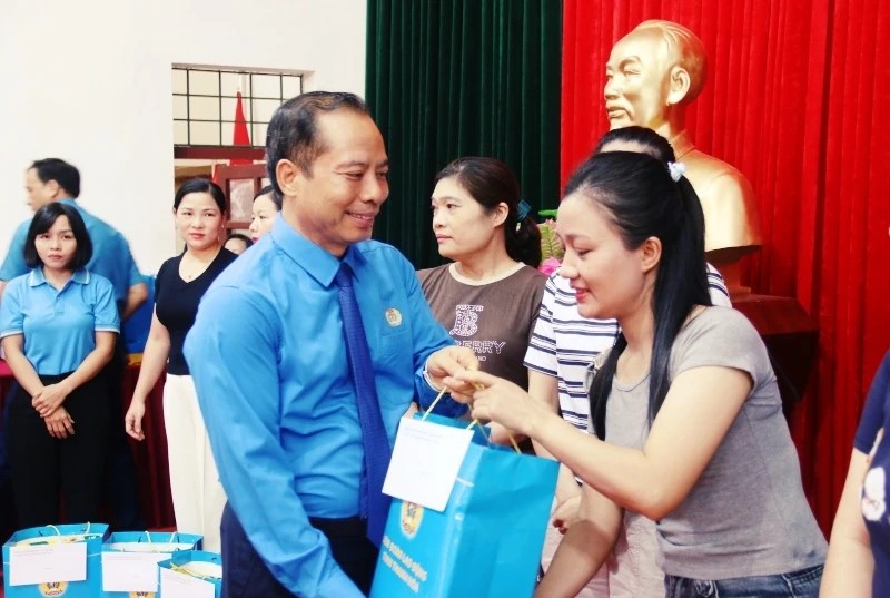 Chủ tịch LĐLĐ tỉnh Lương Trọng Th&agrave;nh trao qu&agrave; cho người lao động kh&oacute; khăn.