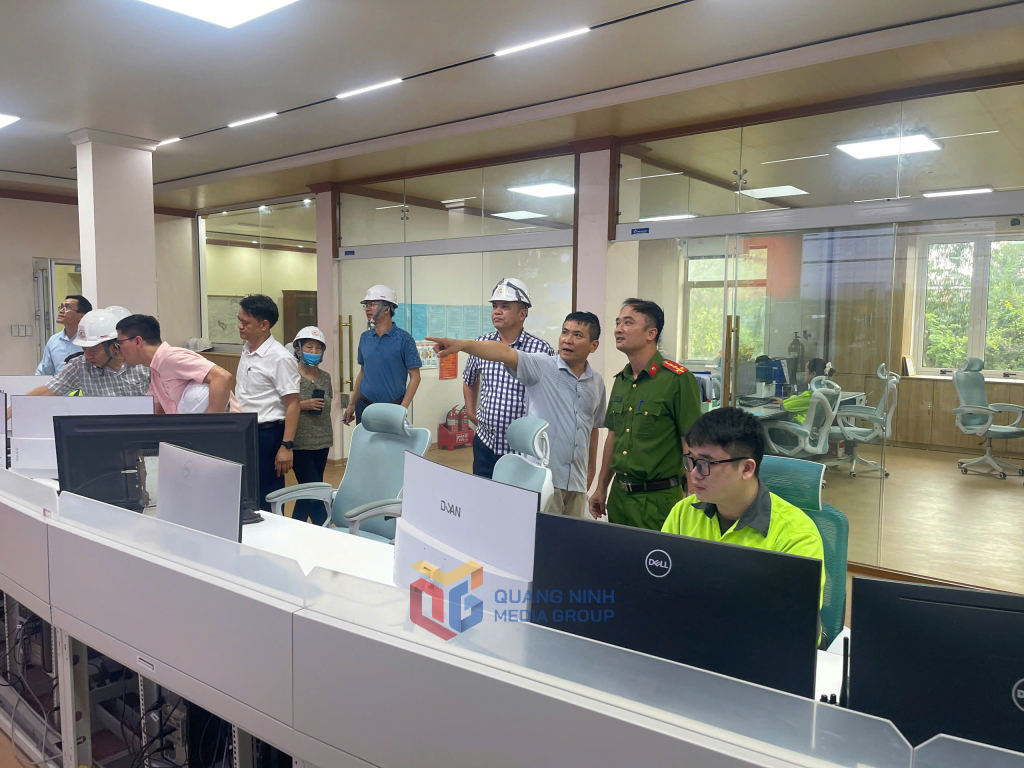 Đo&agrave;n kiểm tra ph&ograve;ng điều h&agrave;nh v&agrave; hệ thống camera gi&aacute;m s&aacute;t tại khu vực Nh&agrave; m&aacute;y