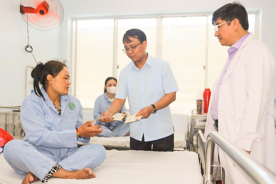 Ph&oacute; B&iacute; thư Thường trực Tỉnh ủy Đặng Hồng Sỹ (giữa) c&ugrave;ng b&aacute;c sĩ Chuy&ecirc;n khoa II L&ecirc; Huỳnh Ph&uacute;c thăm v&agrave; tặng qu&agrave; cho bệnh nh&acirc;n đang điều trị tại Bệnh viện Đa khoa B&igrave;nh Thuận