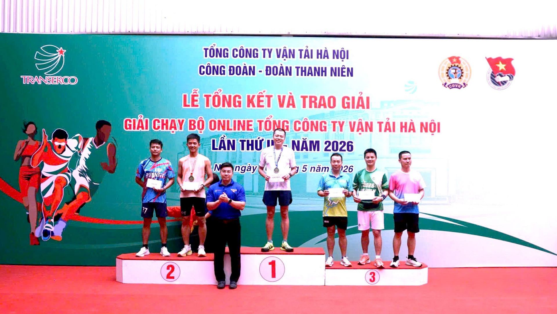 Đồng ch&iacute; Nguyễn Minh T&uacute; - Ủy vi&ecirc;n BCH Đảng bộ TCT, Ch&aacute;nh văn ph&ograve;ng, B&iacute; thư Đo&agrave;n Thanh ni&ecirc;n TCT, Ph&oacute; Trưởng ban tổ chức giải trao giải Nhất, Nh&igrave;, Ba cho c&aacute;c VĐV nam tr&ecirc;n 40 tuổi