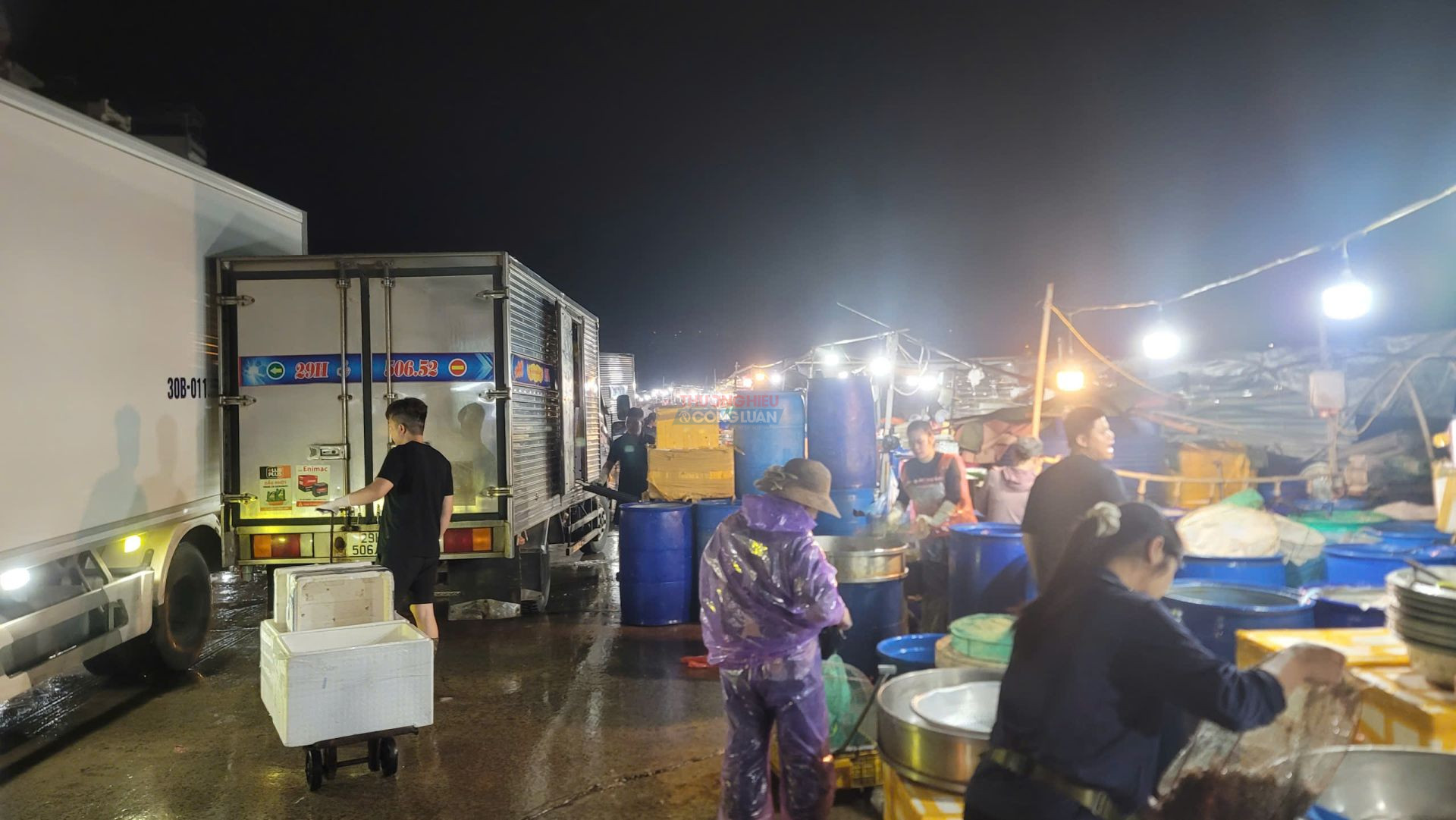 Xe tải đ&ocirc;ng lạnh li&ecirc;n tục ra v&agrave;o chợ La Kh&ecirc; trong đ&ecirc;m để vận chuyển thủy hải sản. Hoạt động bu&ocirc;n b&aacute;n quy m&ocirc; lớn diễn ra giữa khu d&acirc;n cư, g&acirc;y tiếng ồn v&agrave; ảnh hưởng m&ocirc;i trường sống xung quanh.