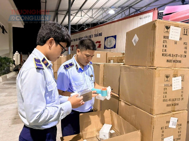 C&aacute;n bộ QLTT Đắk Lắk kiểm tra h&agrave;ng h&oacute;a vi phạm.