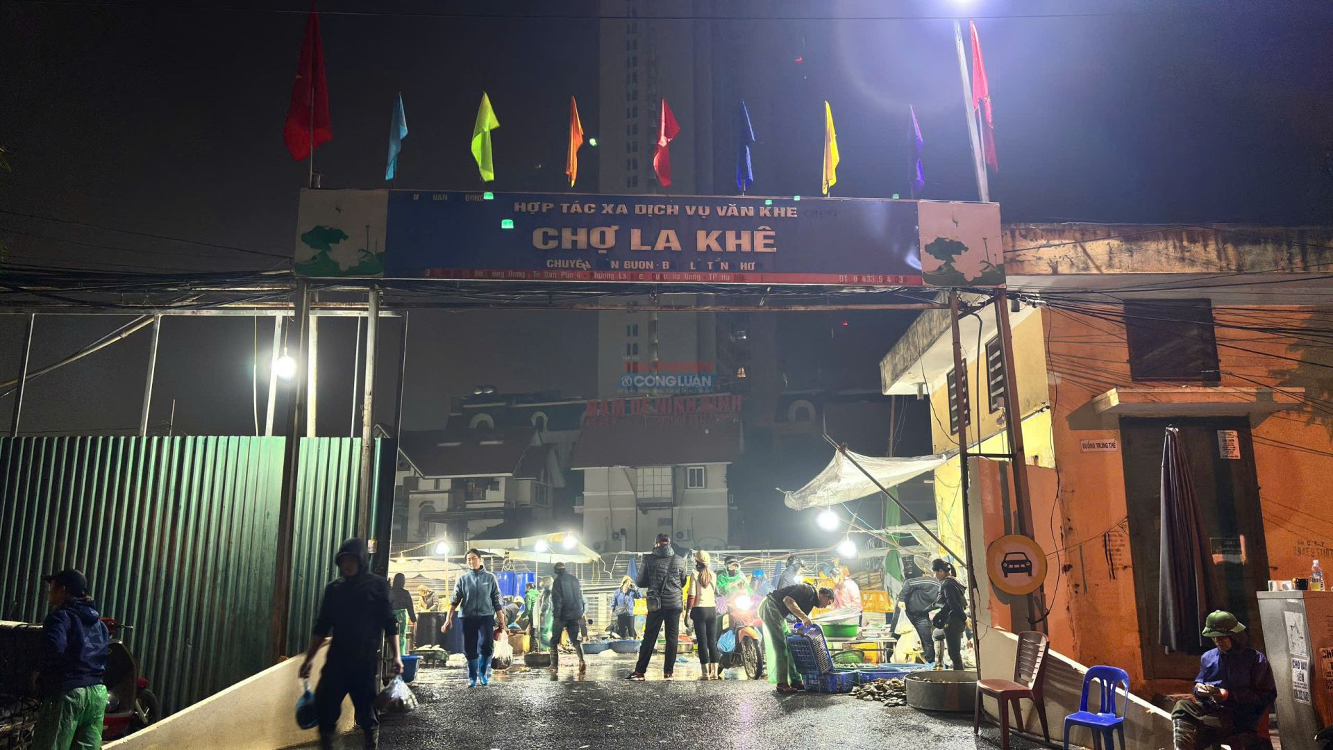 Kh&ocirc;ng biển hiệu hợp ph&aacute;p, kh&ocirc;ng hạ tầng đạt chuẩn, kh&ocirc;ng dấu hiệu kiểm so&aacute;t an to&agrave;n thực phẩm r&otilde; r&agrave;ng, nhưng mỗi đ&ecirc;m, chợ thủy sản La Kh&ecirc; (phường Dương Nội, H&agrave; Đ&ocirc;ng) vẫn s&aacute;ng đ&egrave;n, tấp nập xe tải ra v&agrave;o như một đầu mối thực thụ.