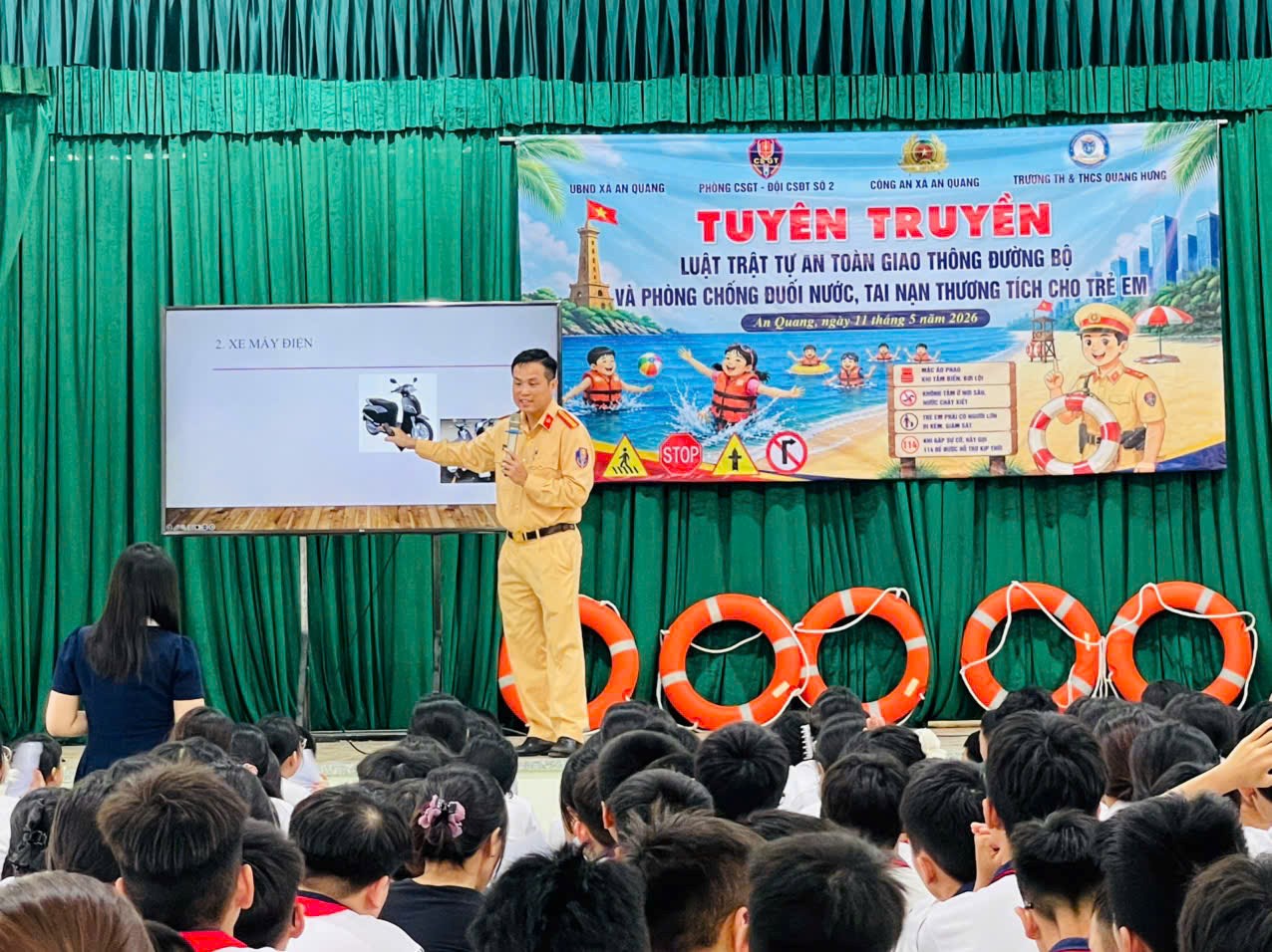 Thiếu tá Nguyễn Đức Ninh, cán bộ Đội tuyên truyền xử lý, Phòng CSGT, CATP Hải Phòng tuyên truyền an toàn giao thông. Thiếu tá Nguyễn Đức Ninh, cán bộ Đội tuyên truyền xử lý, Phòng CSGT, CATP Hải Phòng tuyên truyền an toàn giao thông.