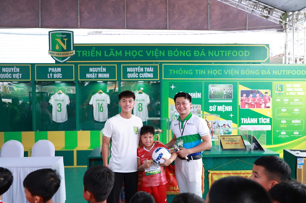 Một cầu thủ nh&iacute; hạnh ph&uacute;c khi được chụp h&igrave;nh với Quốc Việt
