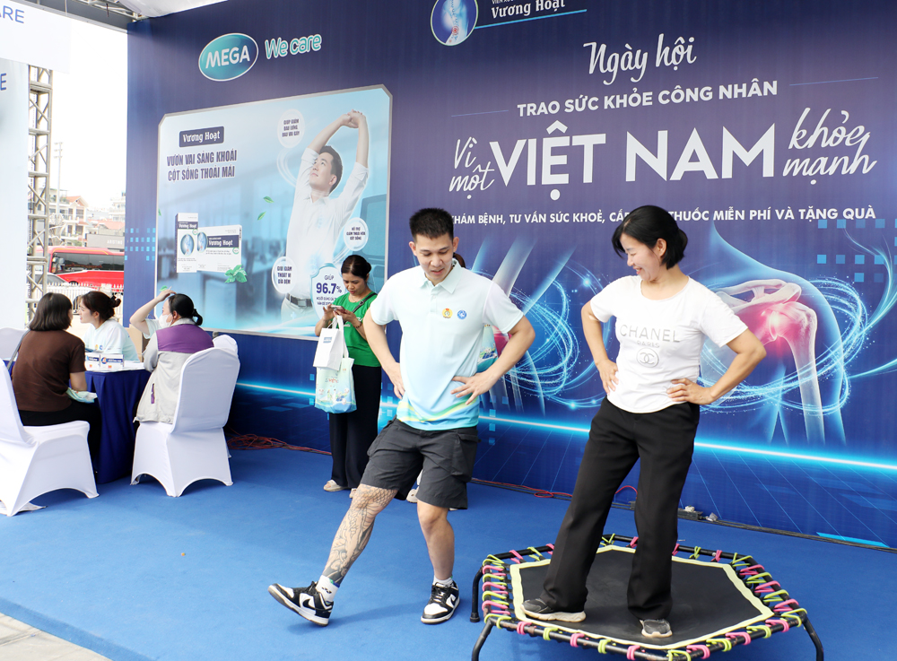 C&ocirc;ng nh&acirc;n được hướng dẫn phương ph&aacute;p r&egrave;n luyện thể chất.