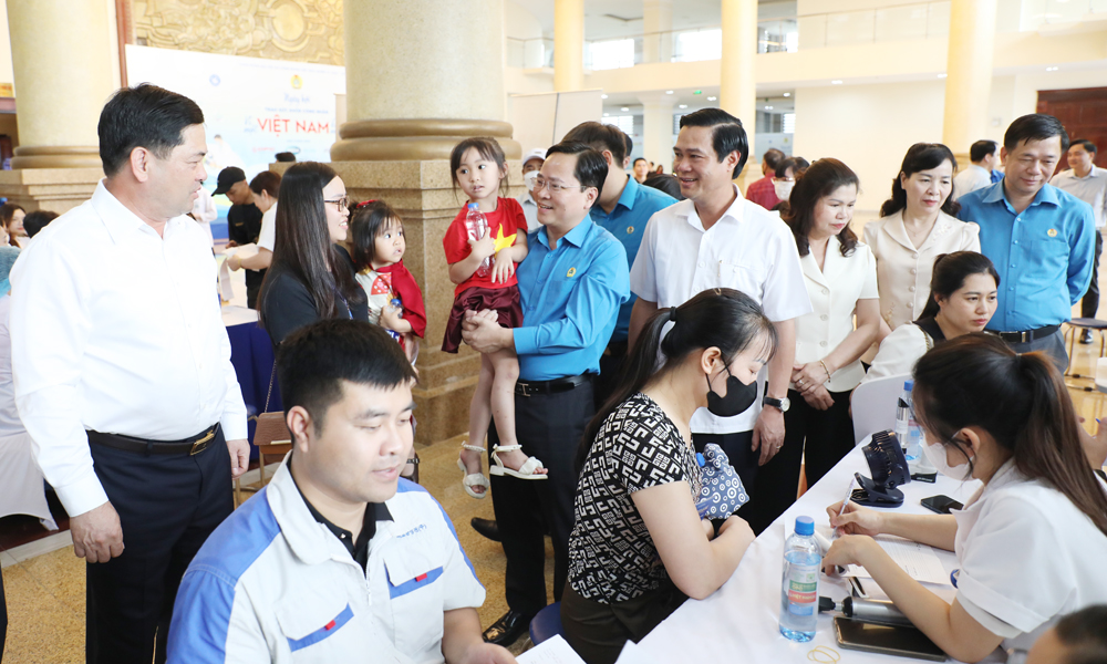 C&aacute;c đại biểu động vi&ecirc;n c&ocirc;ng nh&acirc;n tham gia ng&agrave;y hội.