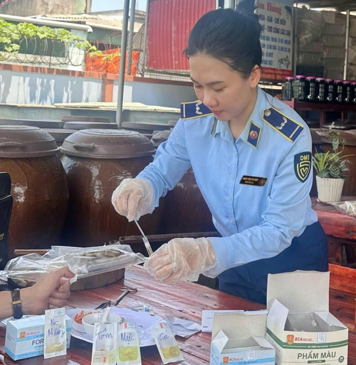 Lực lượng QLTT kiểm tra c&aacute;c mặt h&agrave;ng thực phẩm chế biến, thực phẩm bao g&oacute;i sẵn tr&ecirc;n địa b&agrave;n. (Ảnh: Thu Thủy)