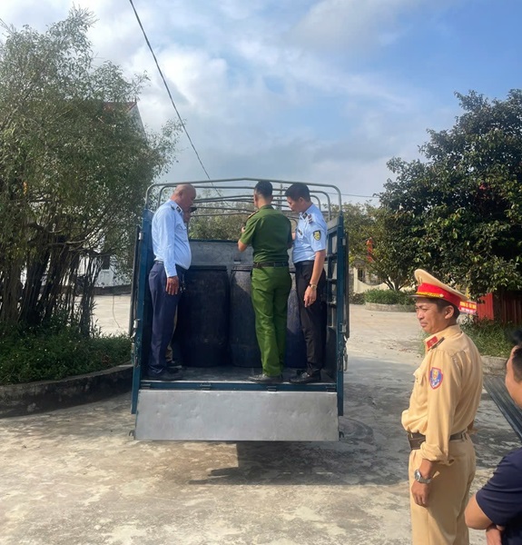 Lực lượng chức năng ph&aacute;t hiện, xử l&yacute; hơn 1,6 tấn xương ch&acirc;n g&agrave; kh&ocirc;ng đảm bảo vệ sinh an to&agrave;n thực phẩm