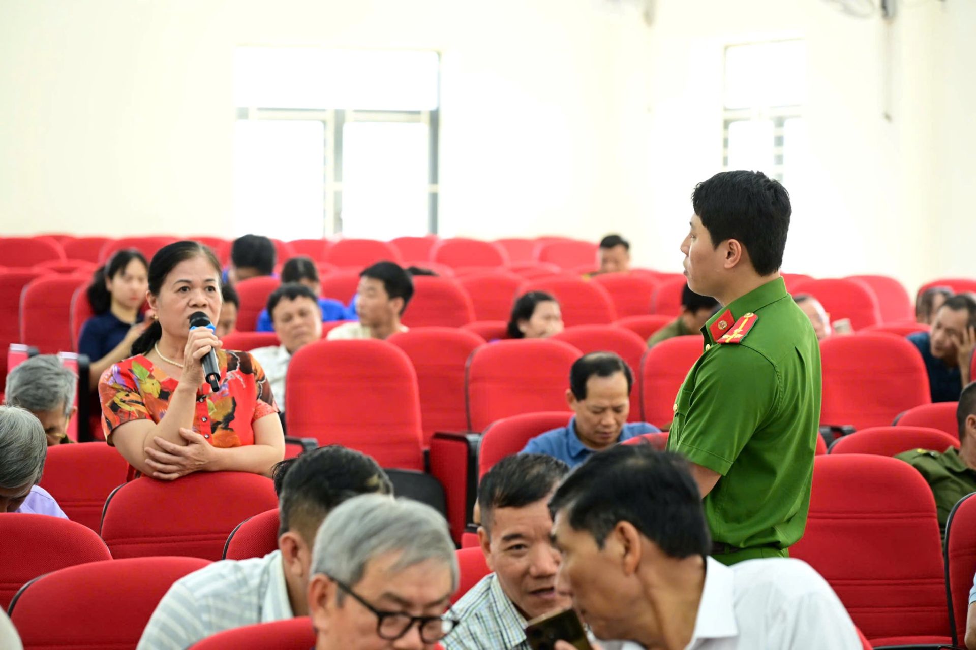 Báo cáo viên trực tiếp trao đổi, giải đáp nhiều câu hỏi, tình huống thực tiễn do người dân đặt ra. Báo cáo viên trực tiếp trao đổi, giải đáp nhiều câu hỏi, tình huống thực tiễn do người dân đặt ra.