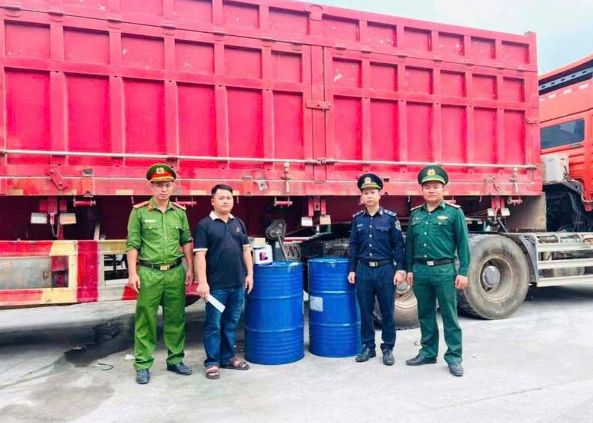 Lực lượng chức năng ph&aacute;t hiện, xử l&yacute; vụ vận chuyển dầu diesel tr&aacute;i ph&eacute;p tại khu vực cửa khẩu Lao Bảo. (Ảnh: HQ)