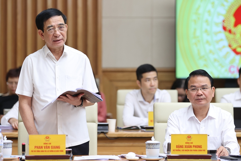 Đại tướng Phan Văn Giang, Ph&oacute; Thủ tướng Ch&iacute;nh phủ, Bộ trưởng Bộ Quốc ph&ograve;ng ph&aacute;t biểu; Bộ trưởng, Chủ nhiệm Văn ph&ograve;ng Ch&iacute;nh phủ Đặng Xu&acirc;n Phong dự cuộc họp - Ảnh: VGP/Nhật Bắc