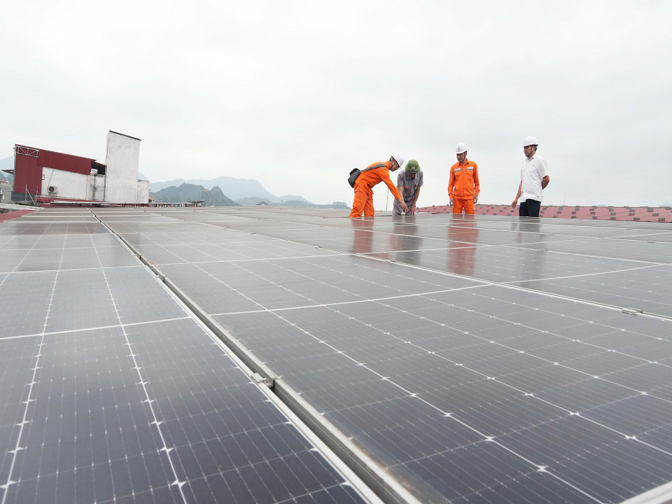 Lắp đặt hệ thống điện mặt trời m&aacute;i nh&agrave; kh&ocirc;ng chỉ gi&uacute;p tiết kiệm chi ph&iacute; điện, đặc biệt trong giờ cao điểm, m&agrave; c&ograve;n g&oacute;p phần giảm nhiệt độ nh&agrave; xưởng, n&acirc;ng cao hiệu quả sản xuất
