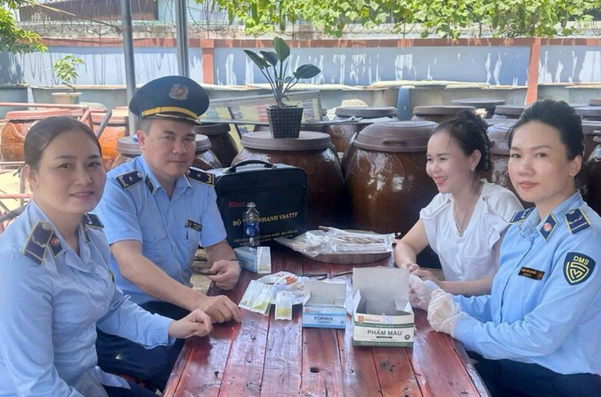 Chi cục QLTT H&agrave; Tĩnh đẩy mạnh c&ocirc;ng t&aacute;c hậu kiểm v&agrave; lấy mẫu gi&aacute;m định chất lượng thực phẩm tr&ecirc;n địa b&agrave;n. (Ảnh: Thu Thủy)