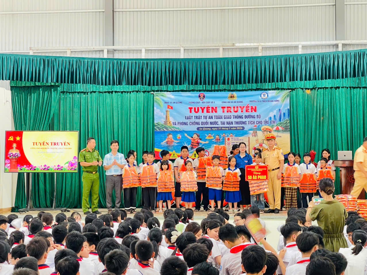 Hải Phòng: Tặng 50 áo phao cho học sinh Trường Tiểu học và THCS Quang Hưng